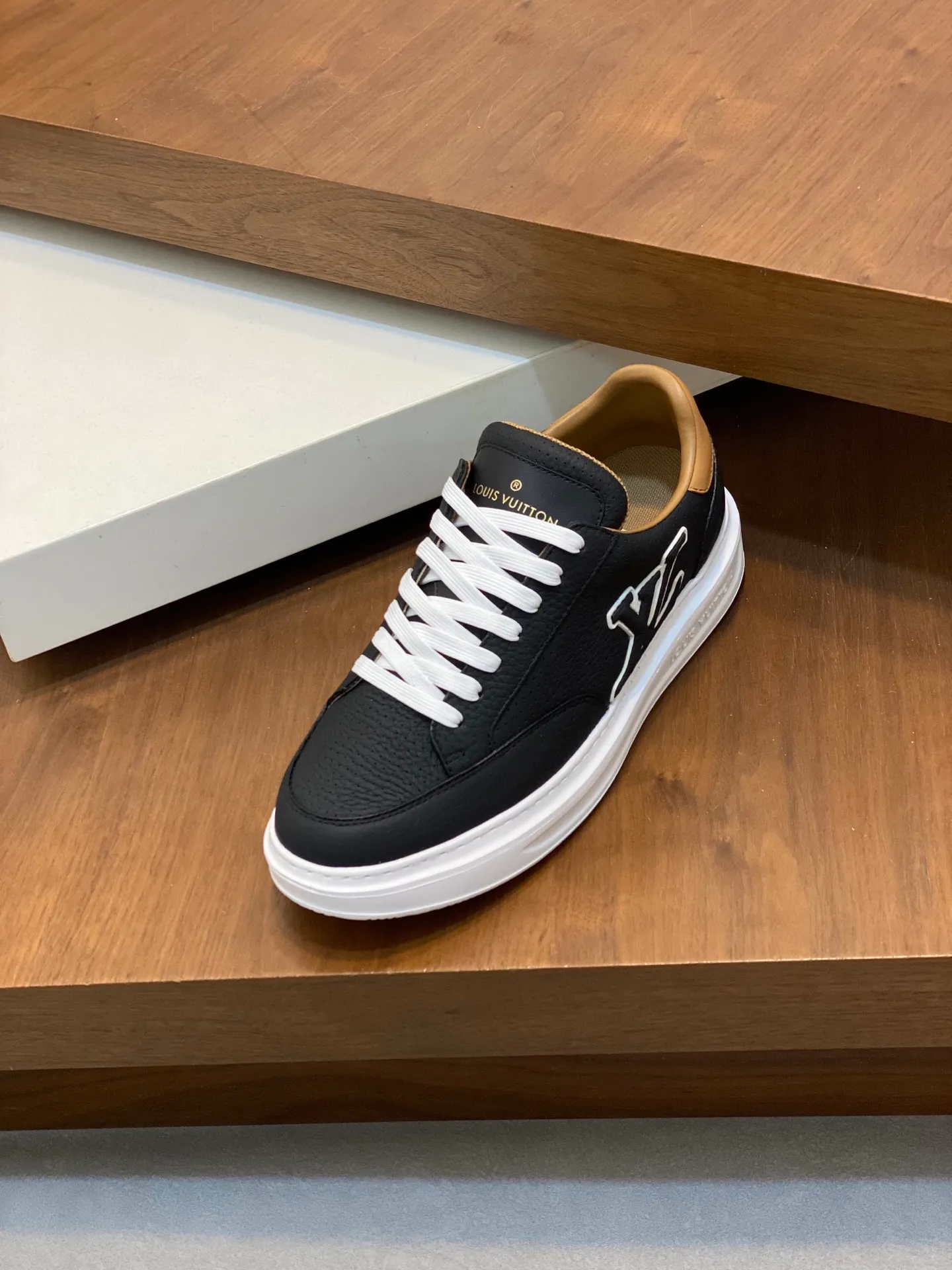 Factory Price: 400💰LV🔍Top Purchasing Agency🇮🇹 Lu Street Boy’s popular sports shoes counter synchronized, uppers imported from Italy cowhide fabric, high-quality complex splicing crafts, imported water-dyed cowhide lining cowhide feet Sole: Original sole provided by the original factory, T men's men's shoes 💰U exclusive movable molded sole, super comfortable, original factory follow-up goods, 🔍🔍high quality, can be entered and exited the counter at will, welcome to compare, code number 39-44 (order 38 45)